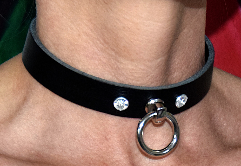 Edles BDSM Halsband mit SWAROVSKI Kristallen