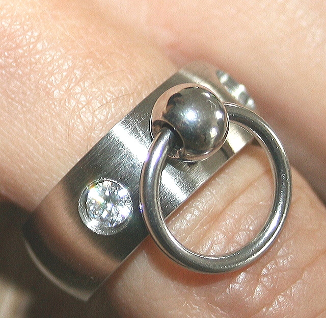 BDSM Ring der O mit 2 Steinchen