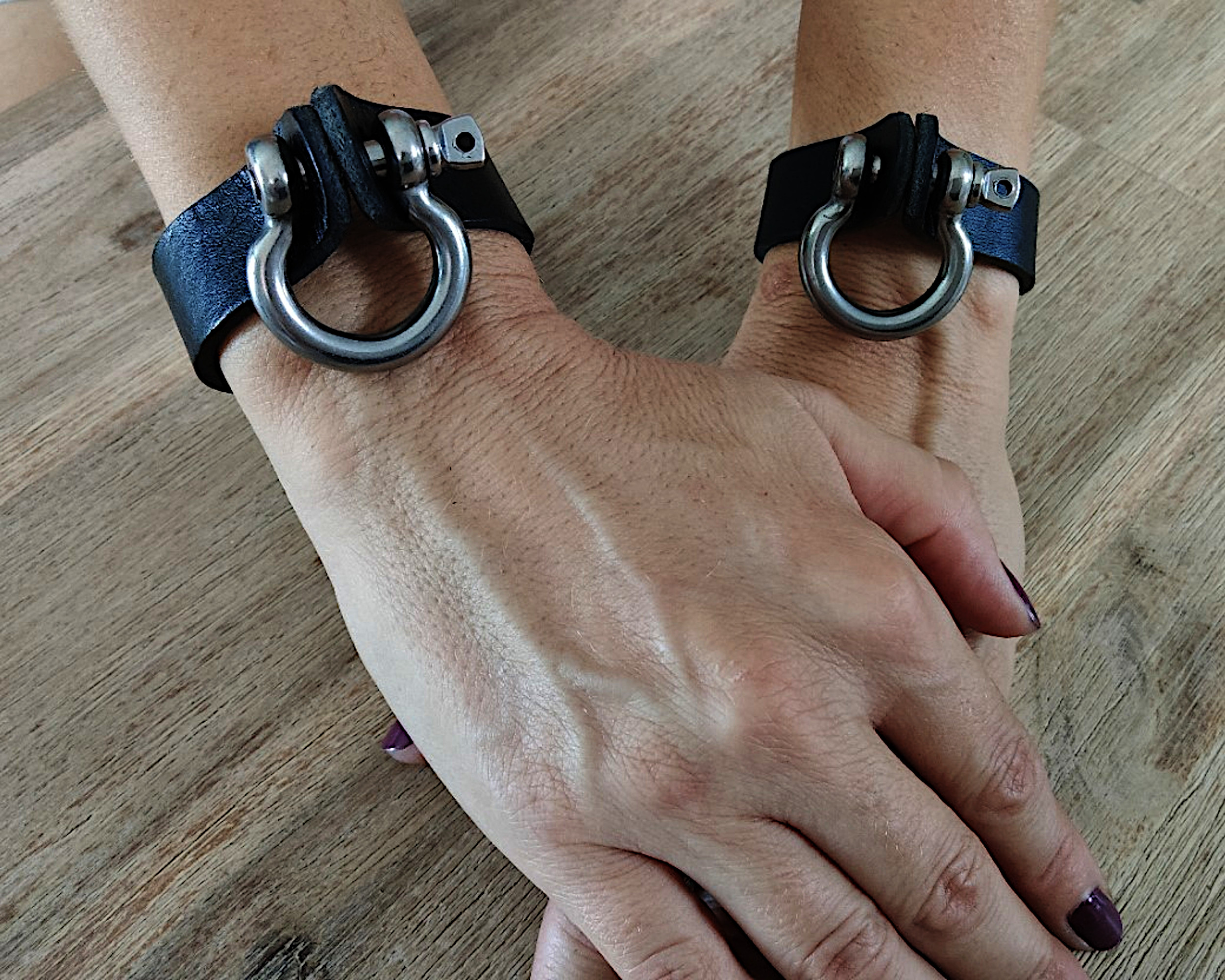 BDSM Fesseln Handfesseln Schmuckfesseln mit Schäkel-Verschluss / Maßanfertigung
