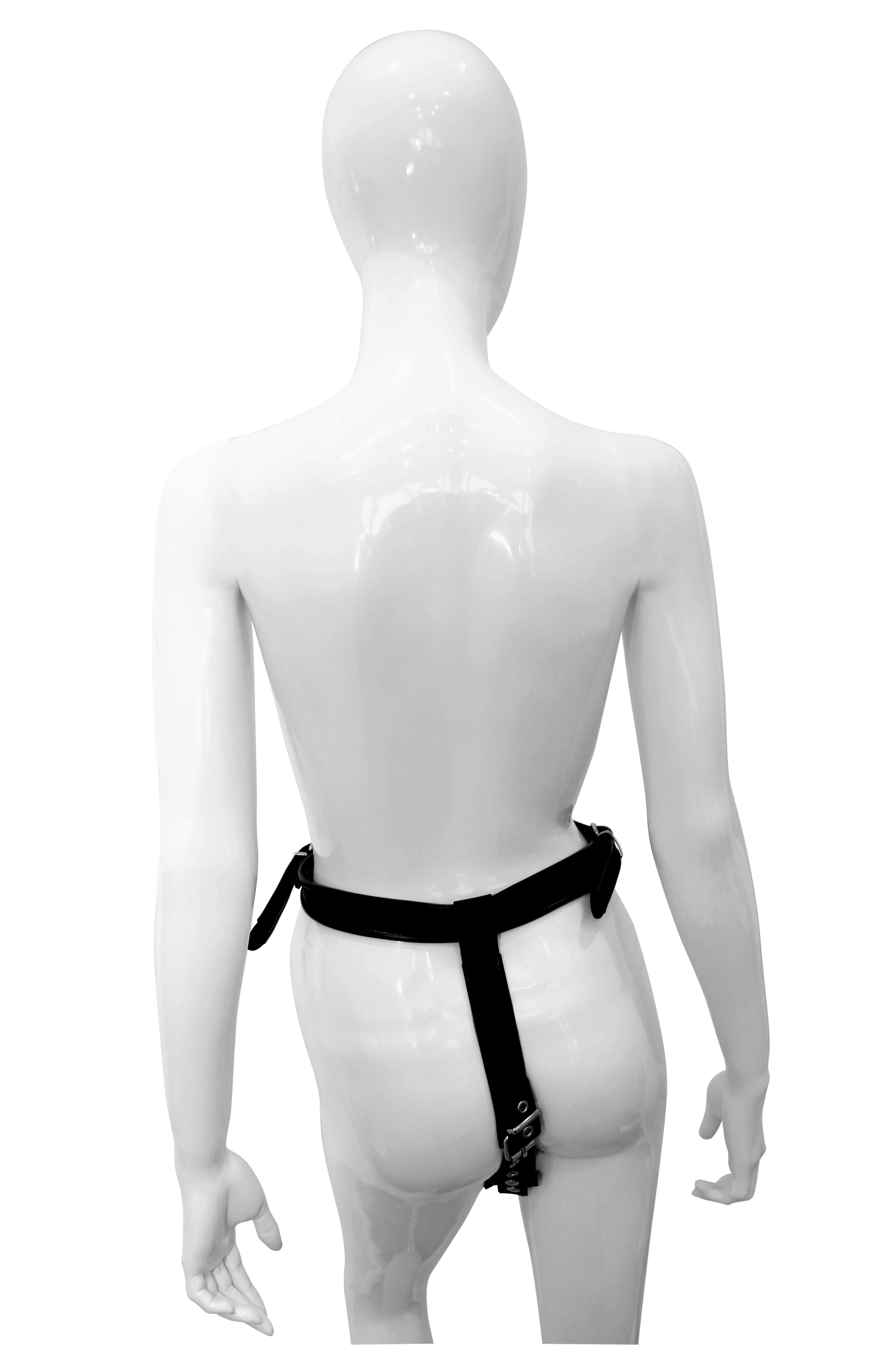 Leder Latex dreifach Strapon Umschnalldildo mit einem Dildo und zwei Analplugs