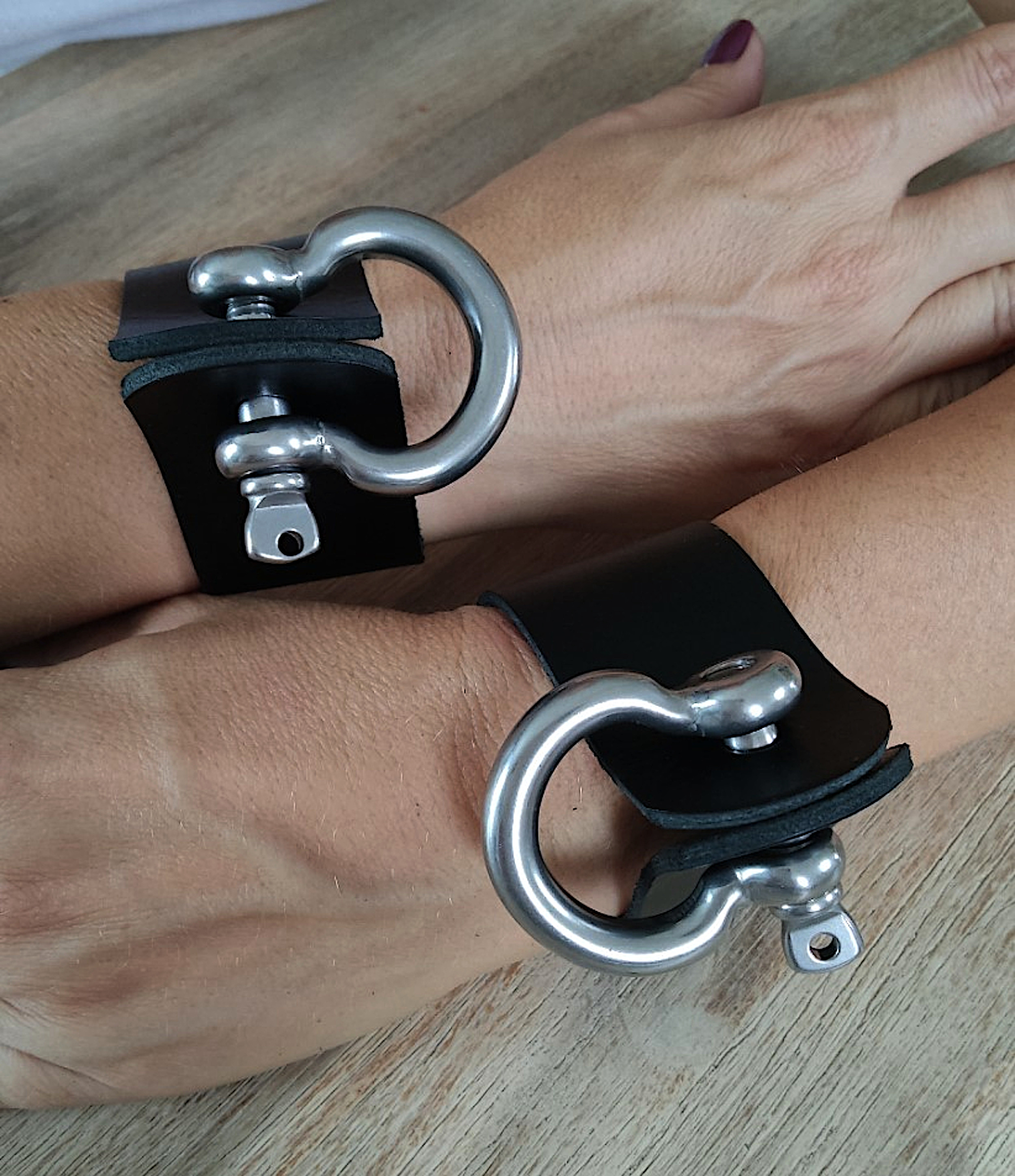 Robuste BDSM Fesseln Handfesseln mit Schäkel-Verschluss / Maßanfertigung